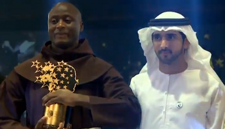 الشيخ حمدان بن محمد بن راشد آل مكتوم برفقة المعلم الفائز بيتر تابيشي