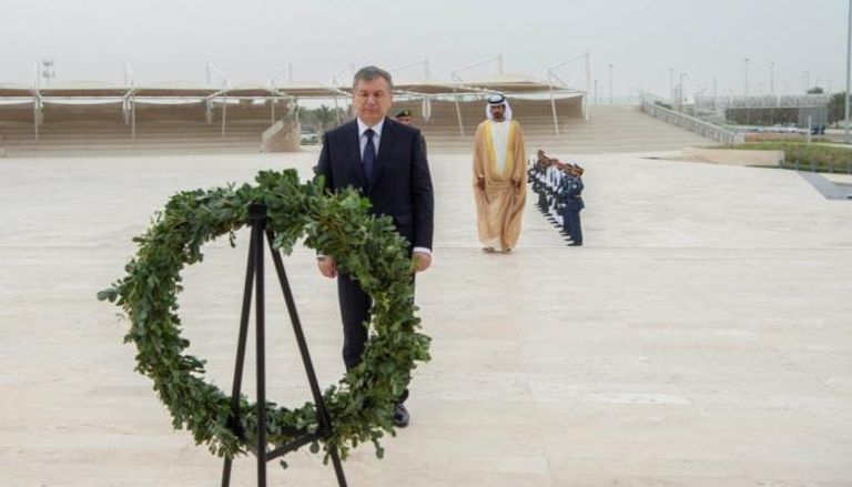 رئيس جمهورية أوزبكستان يضع إكليلا من الزهور أمام نصب الشهيد 