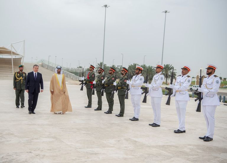 رئيس جمهورية أوزبكستان يضع إكليلا من الزهور أمام نصب الشهيد 