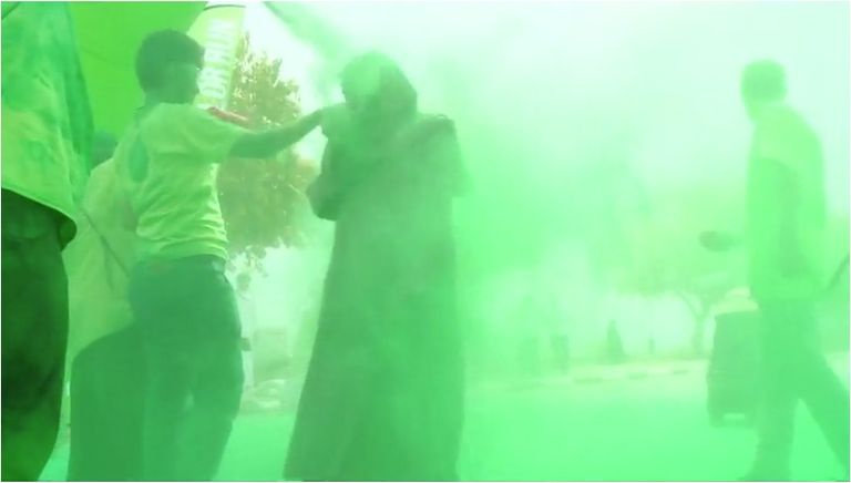 عدد من المشاركين في مهرجان الألوان بالسعودية