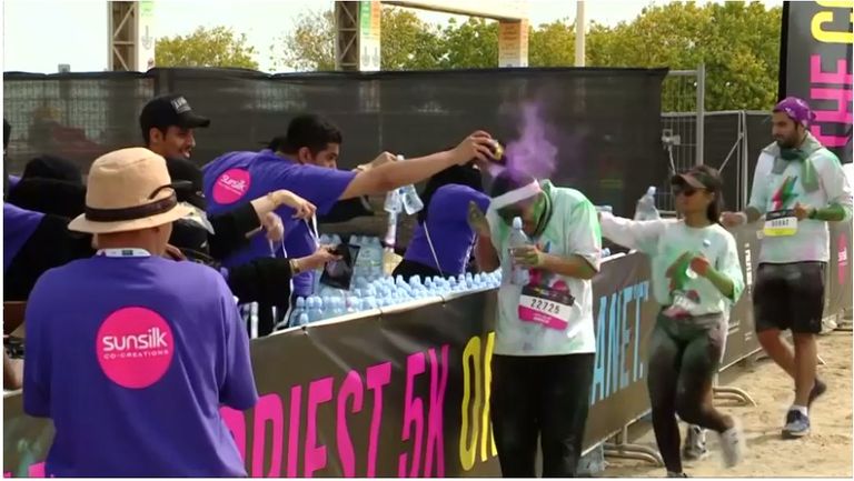 عدد من المشاركين في مهرجان الألوان بالسعودية