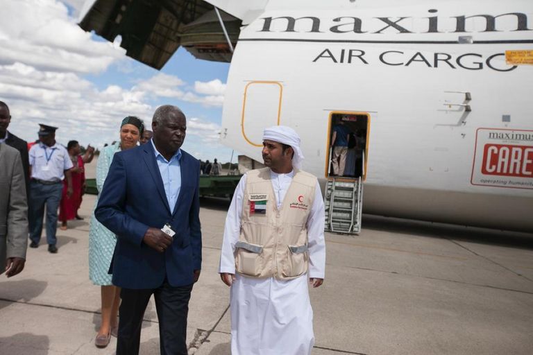 وفد الهلال الأحمر إبّان وصول الطائرة الإماراتية إلى زيمبابوي