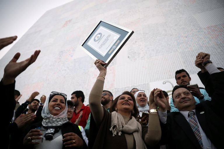 البطاقة تضمّنت ما يفوق 18 ألف جملة تهنئة