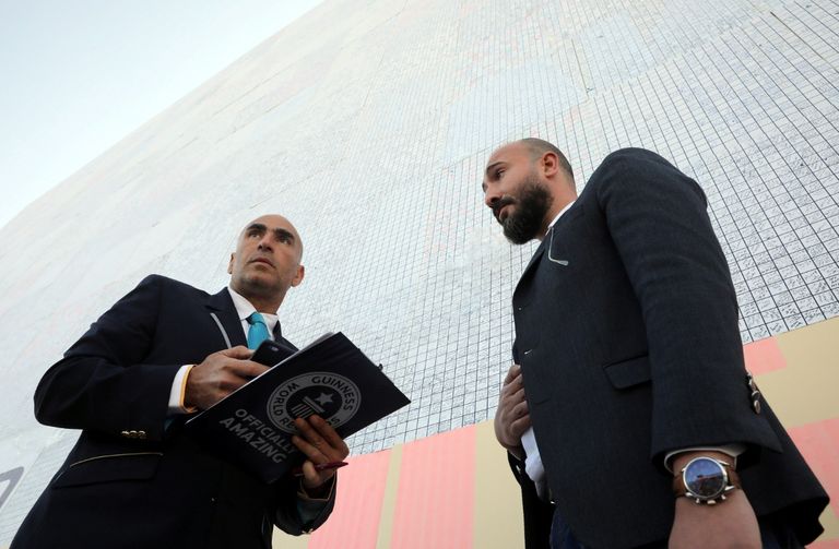 البطاقة تضمّنت ما يفوق 18 ألف جملة تهنئة