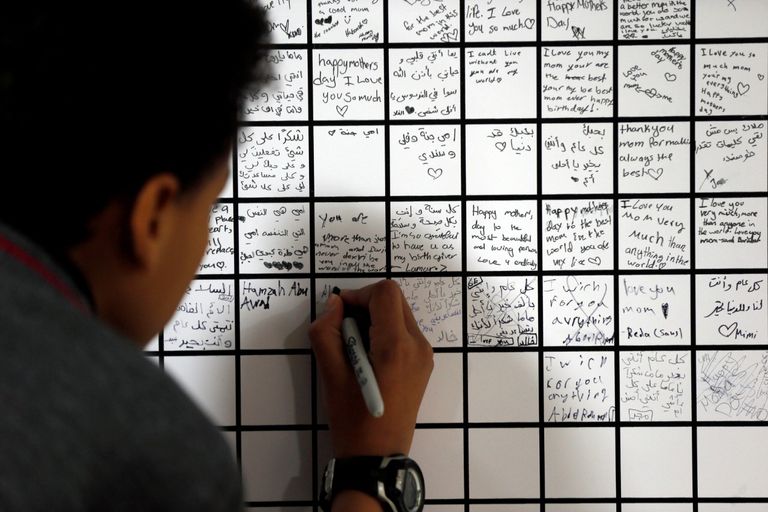 البطاقة تضمّنت ما يفوق 18 ألف جملة تهنئة