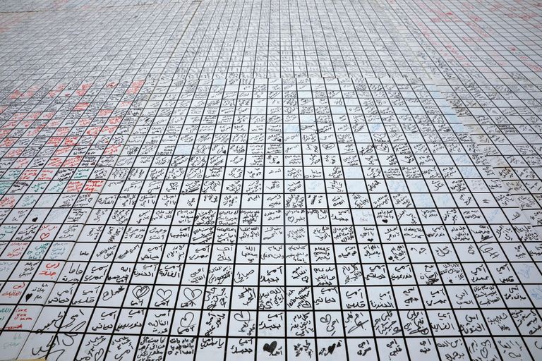 البطاقة تضمّنت ما يفوق 18 ألف جملة تهنئة