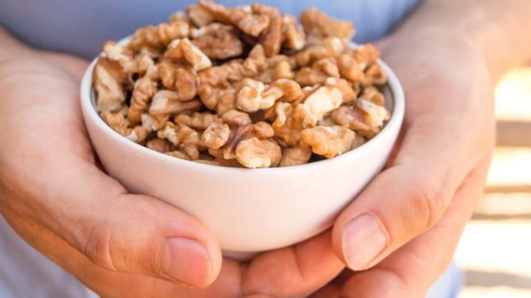 الجوز غني بالدهون الصحية والبروتين والألياف - أرشيفية