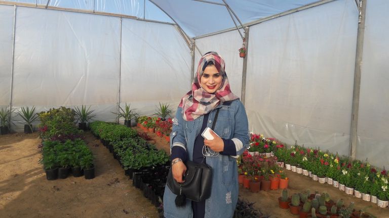 رواء النجار.. ممرضة تجد في الورود طريقا لحياة ممكنة في غزة