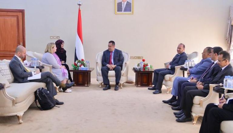 جانب من لقاء رئيس الوزراء اليمني ورئيس بعثة الاتحاد الأوروبي في عدن