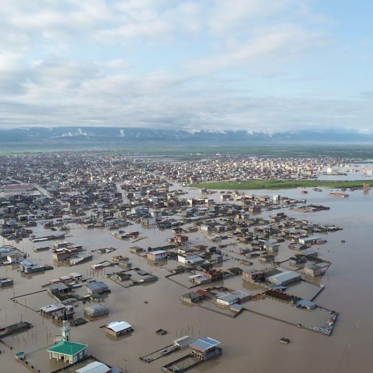 مدن وقرى إيرانية تغرق أسفل مياه السيول