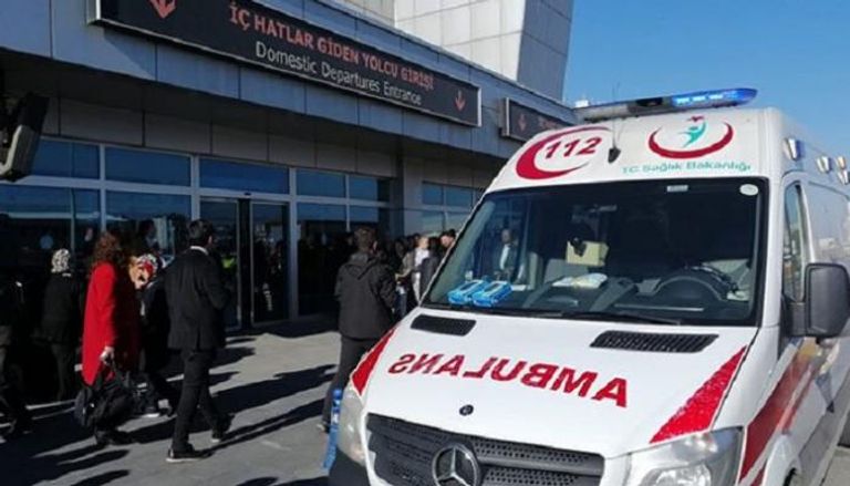 سيارة إسعاف أمام مطار قيصرية التركي