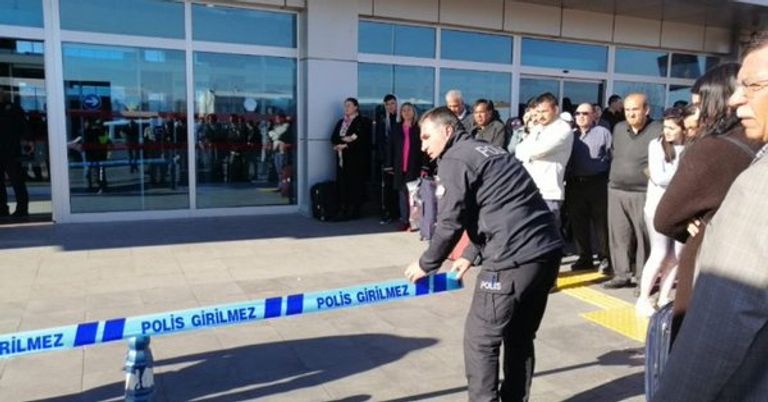 سيارة إسعاف أمام مطار قيصرية التركي