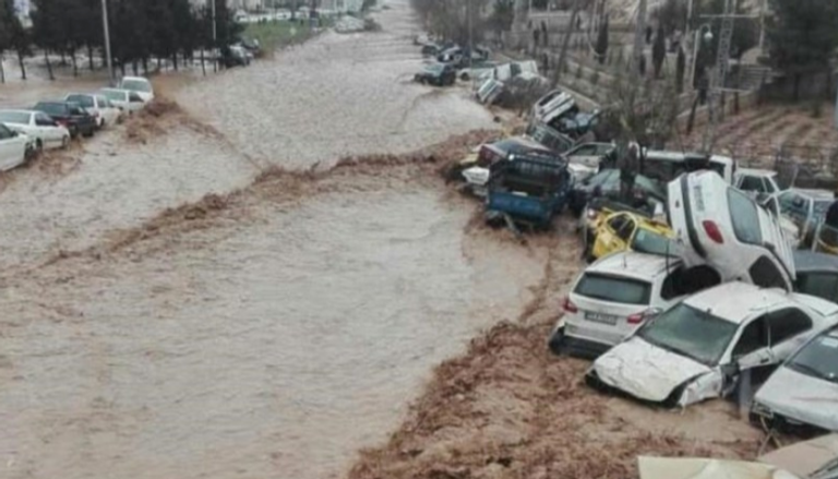 سيارات محاطة بمياه الفيضانات في شيراز