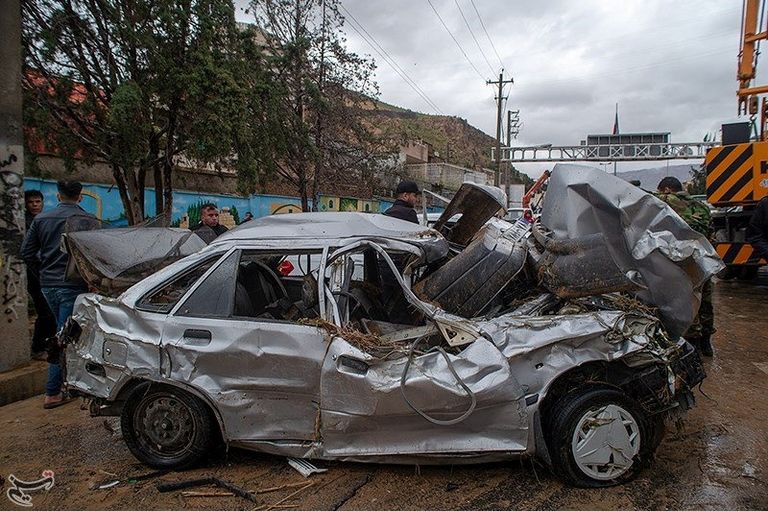 سيارات محاطة بمياه الفيضانات في شيراز
