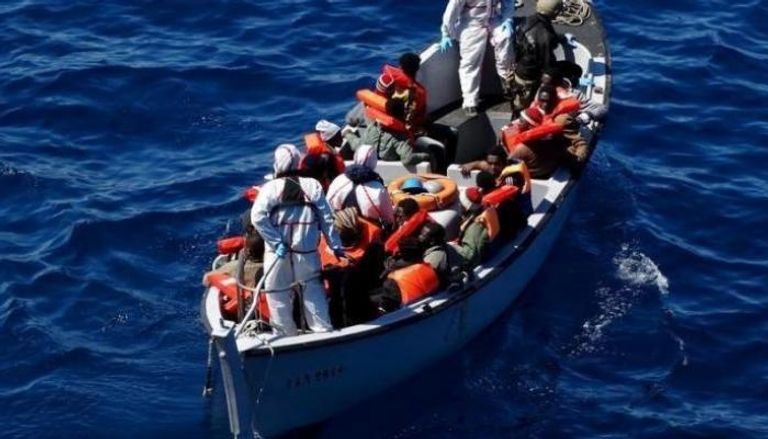 قارب ينقل مهاجرين غير شرعيين - أرشيفية