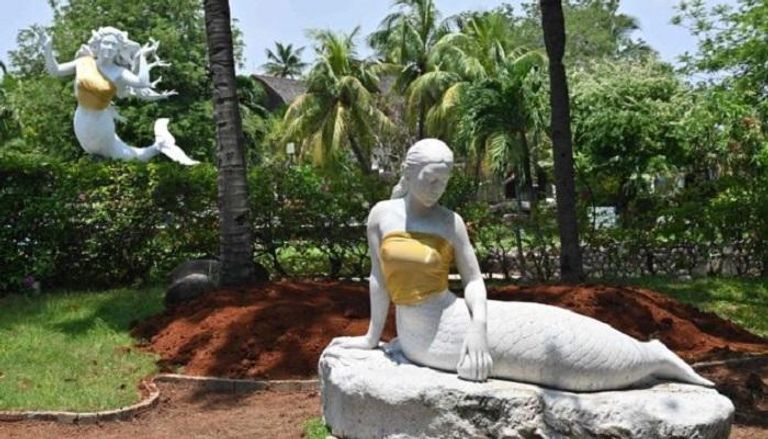 تغطية تمثالي حوريتي بحر في متنزه إندونيسي