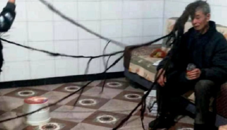 عجوز صيني يبلغ طول شعره 5.5 متر.. لم يقصه منذ 54 عاما