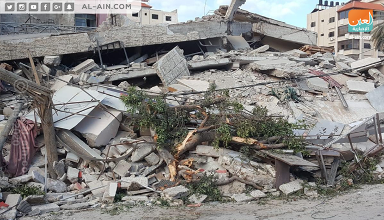 أهالي غزة يتفقدون أماكن تعرضت للقصف