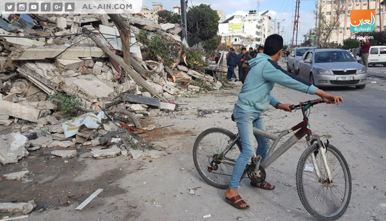 أهالي غزة يتفقدون أماكن تعرضت للقصف