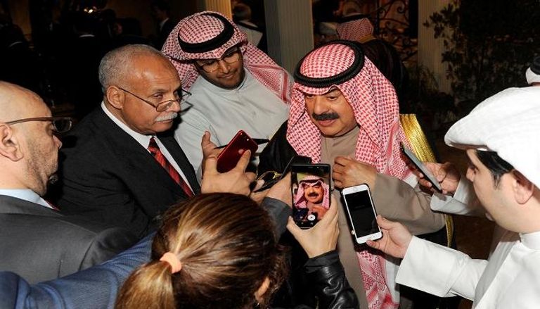 نائب وزير الخارجية الكويتي متحدثا للصحفيين