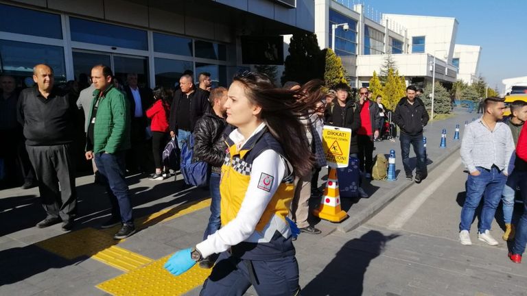 سيارة إسعاف أمام مطار قيصرية التركي