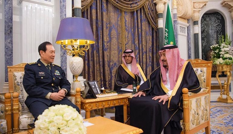 وزير الدفاع الصيني يؤدي التحية العسكرية لخادم الحرمين الشريفين