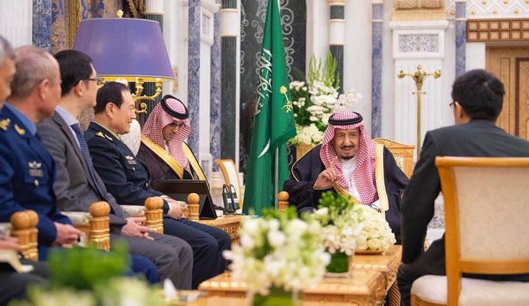 وزير الدفاع الصيني يؤدي التحية العسكرية لخادم الحرمين الشريفين
