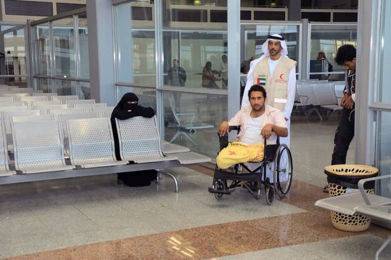 جرحى الحرب اليمنيون أثناء مغادرة مطار عدن