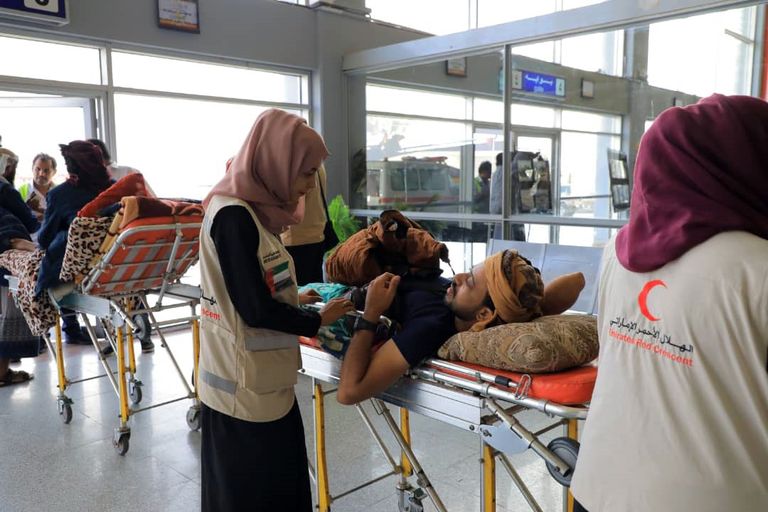 جرحى الحرب اليمنيون أثناء مغادرة مطار عدن