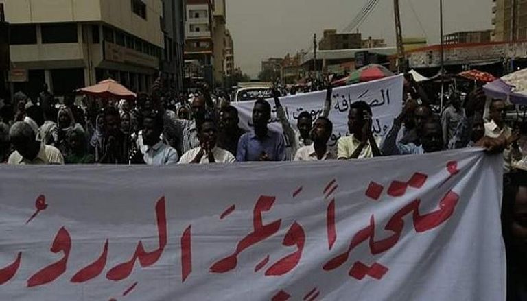الصحفيون السودانيون ينضمون للحراك الشعبي ضد الرئيس عمر البشير