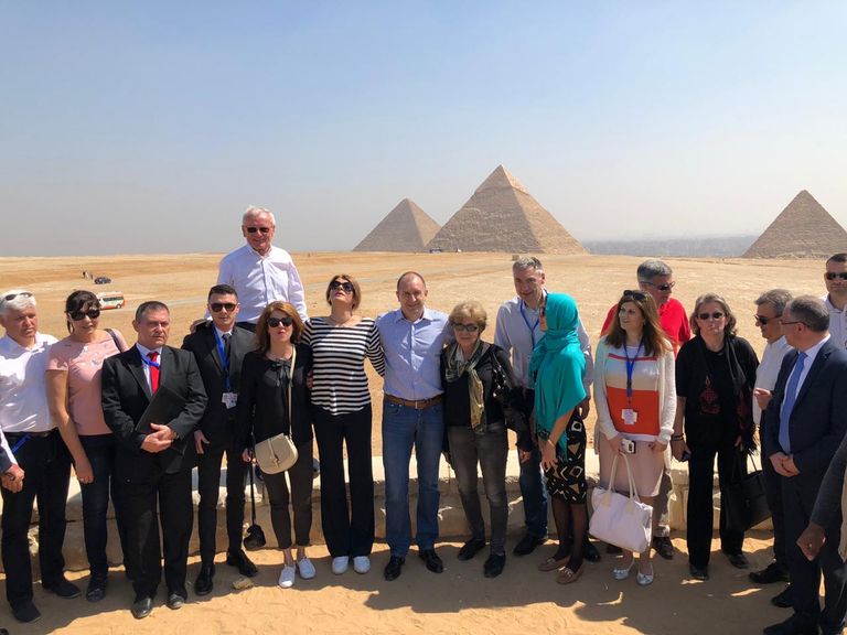  الرئيس البلغاري وقرينته يزوران أهرامات الجيزة
