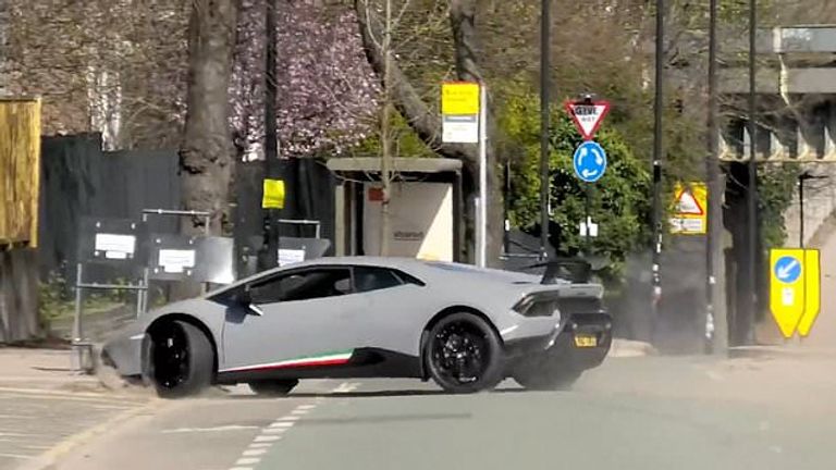 السائق فقد السيطرة على السيارة الخارقة