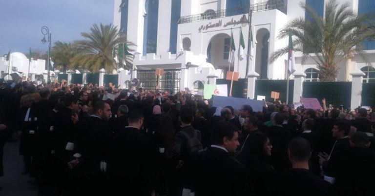 محامون أمام مقر المجلس يطالبون بتفعيل المادة 102 من الدستور الجزائري مقر المجلس الدستوري الجزائري - أرشيفية