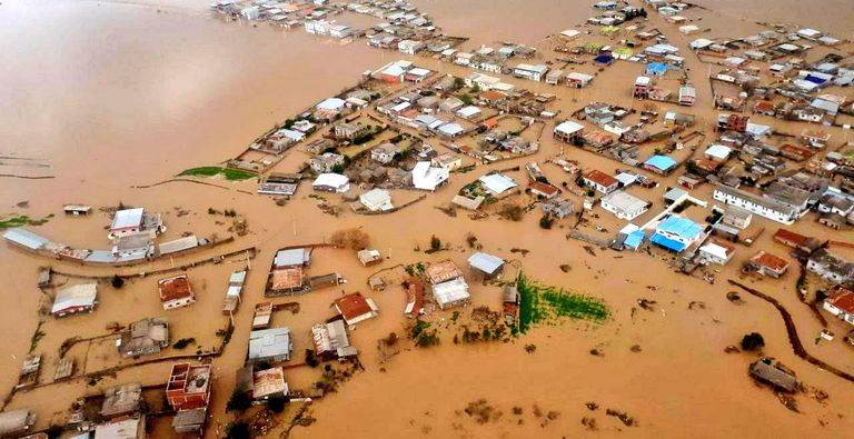 مياه السيول تطمر قرى بأكملها في إيران