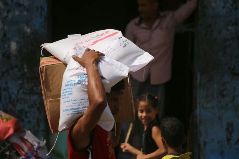 الهلال الأحمر الإماراتي يغيث المدينة القديمة بتعز