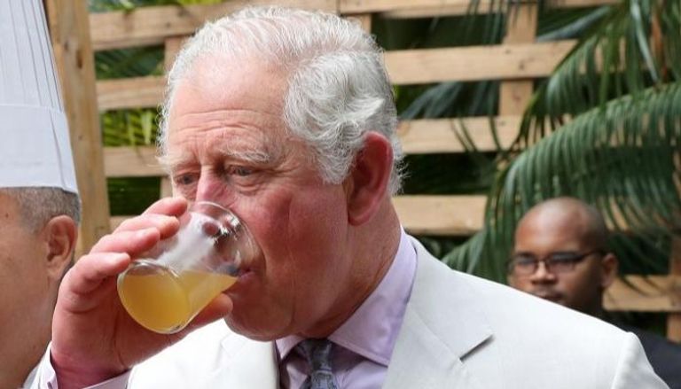 الأمير تشارلز يُحضر عصير قصب خلال زيارته كوبا
