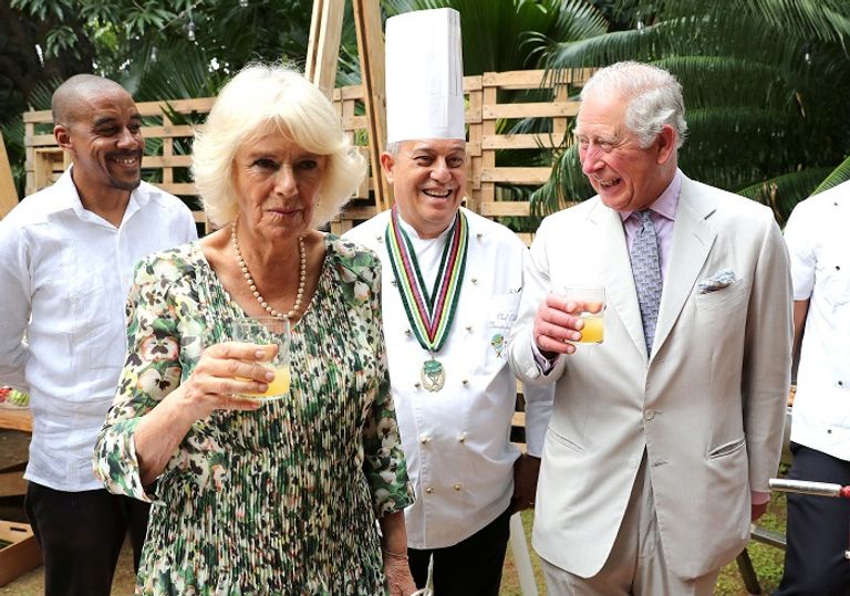 الأمير تشارلز يُحضر عصير قصب خلال زيارته كوبا