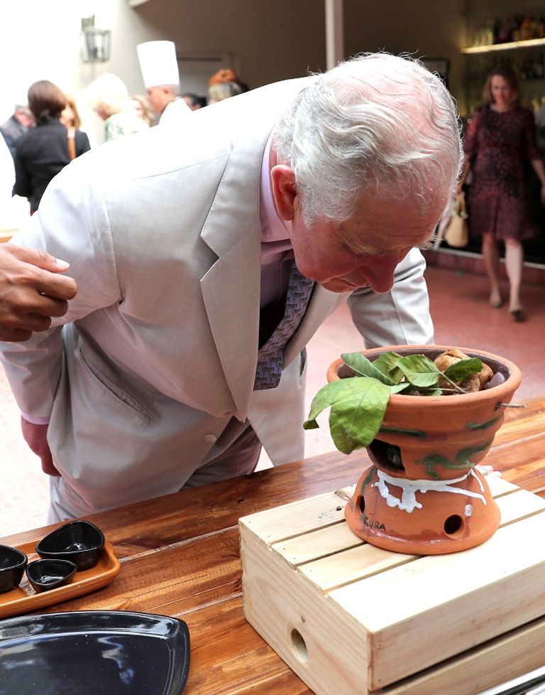 الأمير تشارلز يُحضر عصير قصب خلال زيارته كوبا