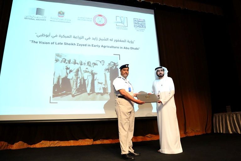 شرطة أبوظبي تقدم للأرشيف الوطني ألبوم صور لعبقرية الشيخ زايد الزراعية 