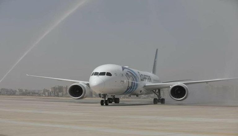 مطار القاهرة يستقبل "دريملاينر" برش المياه