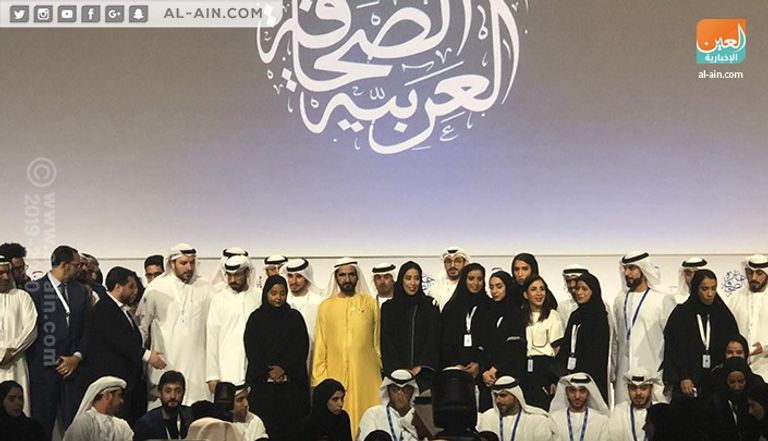 الشيخ محمد بن راشد آل مكتوم يتوسط الفائزين