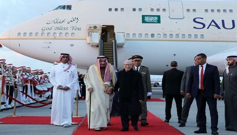 الرئيس التونسي حرص على استقبال العاهل السعودي الملك سلمان بن عبدالعزيز  لدى وصوله 