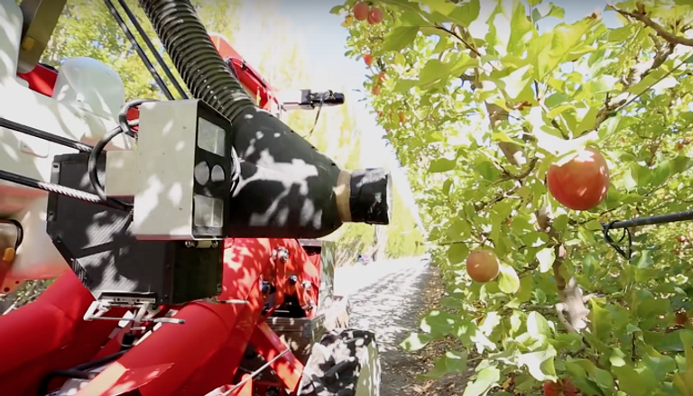 روبوت جديد يلتقط التفاح عبر 
