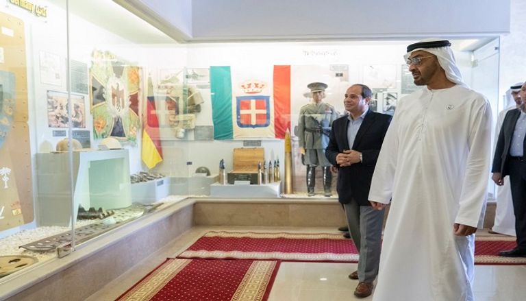 الشيخ محمد بن زايد آل نهيان والرئيس المصري خلال زيارة متحف العلمين