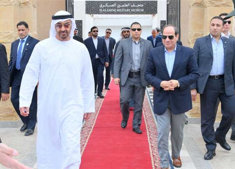 الشيخ محمد بن زايد آل نهيان والرئيس المصري خلال زيارة متحف العلمين