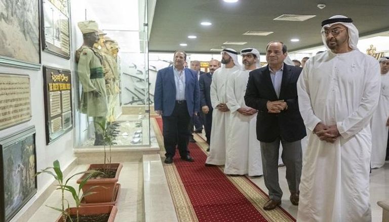 الشيخ محمد بن زايد آل نهيان والرئيس المصري خلال زيارة متحف العلمين