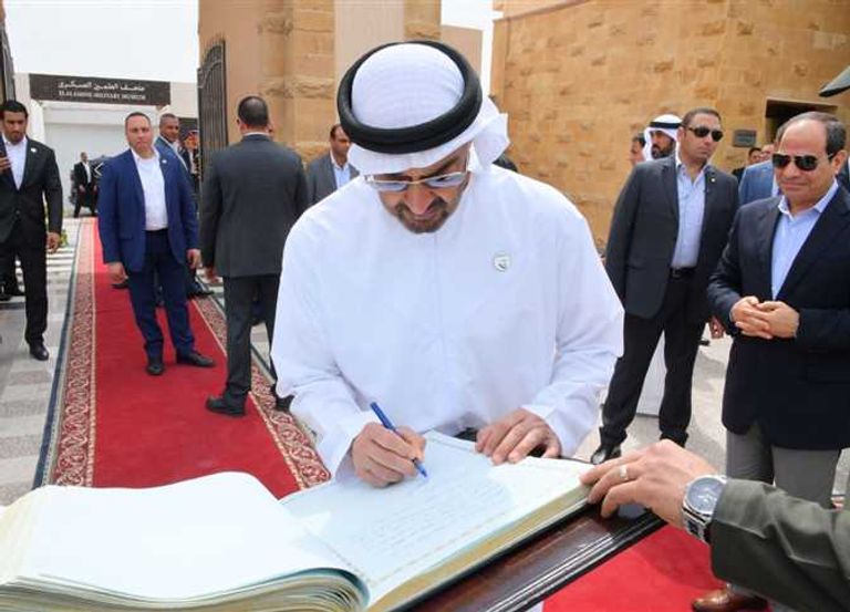 الشيخ محمد بن زايد آل نهيان والرئيس المصري خلال زيارة متحف العلمين