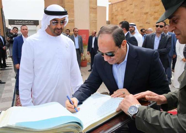 الشيخ محمد بن زايد آل نهيان والرئيس المصري خلال زيارة متحف العلمين