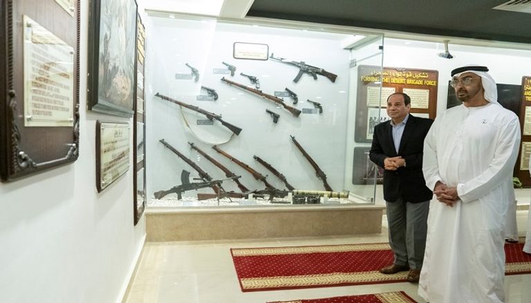 الشيخ محمد بن زايد آل نهيان والرئيس المصري خلال زيارة متحف العلمين