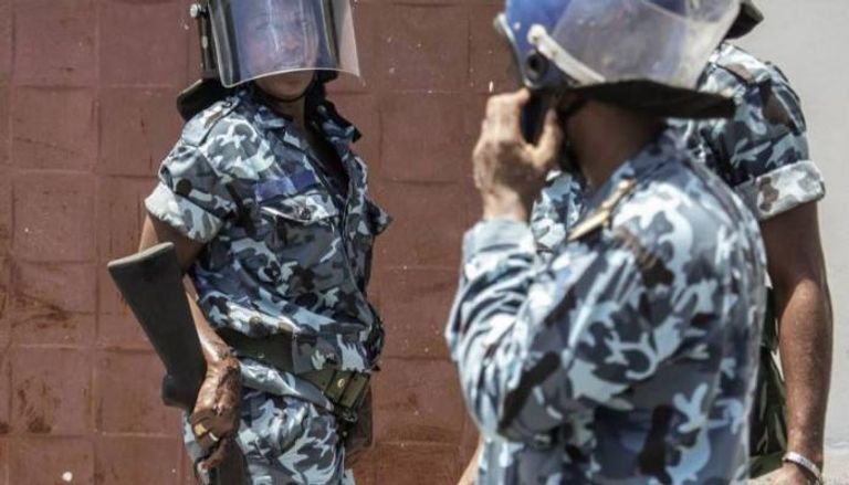 عناصر من قوى الأمن في موروني عاصمة جزر القمر - الفرنسية